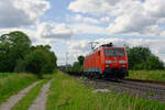 189 057 DB Cargo mit einem leeren Containerzug bei Postbauer-Heng Richtung Regensburg, 03.07.2020