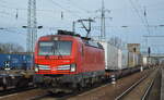 DB Cargo AG [D]  mit  193 359  [NVR-Nummer: 91 80 6193 359-7 D-DB] mit KLV-Zug aus Richtung Rostock-Seehafen kommend am 24.02.22 Durchfahrt Bf.