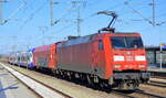 DB Cargo AG [D] mit  152 133-5  [NVR-Nummer: 91 80 6152 133-5 D-DB] und einem Überführungstransport eines fabrikneuen FLIRT3 XL Triebzug der BR 3 428 (94 80 3428 004-0 D-NWB....) für