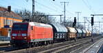 DB Cargo AG [D] mit  145 048-5  [NVR-Nummer: 91 80 6145 048-5 D-DB] und einem Ganzzug Schüttgutwagen mit Schwenkdach am 01.03.22 Durchfahrt Bf.