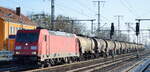 DB Cargo AG [D] mit  185 272-2  [NVR-Nummer: 91 80 6185 272-2 D-DB] und Kesselwagenzug am 28.02.22 Durchfahrt Bf.