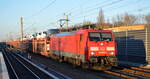 DB Cargo AG [D] mit  189 006-0  [NVR-Nummer: 91 80 6189 006-0 D-DB] und einem Nutzfahrzeugtransportzug mit fabrikneuen VW Transporter Modellen aus polnischer Produktion am 13.03.22 Berlin Blankenburg.