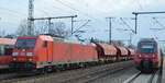 DB Cargo AG [D] mit  185 382-9  [NVR-Nummer: 91 80 6185 382-9 D-DB] mit einem Schüttgutwagenzug mit Schwenkdach (Natriumcarbonat) am 14.03.22 Durchfahrt Bf.