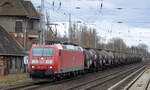 DB Cargo AG [D] mit  185 062-7  [NVR-Nummer: 91 80 6185 062-7 D-DB] und Kesselwagenzug (leer) Richtung Stendell am 05.04.22 Berlin Buch.