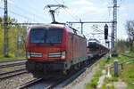 DB Cargo AG [D] mit  193 392  [NVR-Nummer: 91 80 6193 392-8 D-DB] und PKW-Transportzug am 29.04.22 Durchfahrt Bf.