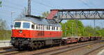 DB Cargo AG (D) mit  232 128-9  (NVR-Nummer  92 80 1232 128-9 D-DB ) und vier leeren Taschenwagen am 04.05.22 Richtung Rbf.