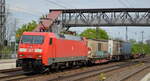 DB Cargo AG [D] mit  152 014-7  [NVR-Nummer: 91 80 6152 014-7 D-DB] und einigen Taschenwagen Richtung Rbf.