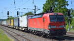 DB Cargo AG [D] mit  193 303  [NVR-Nummer: 91 80 6193 303-5 D-DB] und KLV-Zug am 09.05.22 Durchfahrt Bf.