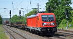 DB Cargo AG [D] mit  187 136  [NVR-Nummer: 91 80 6187 136-7 D-DB] und gemischtem Güterzug am 16.05.22 Durchfahrt Bf.