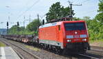 DB Cargo AG [D] mit  189 021-9  [NVR-Nummer: 91 80 6189 021-9 D-DB] und einem Ganzzug Drehgestell-Flachwagen mit Stahlbrammen beladen am 19.05.22 Durchfahrt Bf.