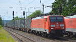 DB Cargo AG [D] mit  189 019-3  [NVR-Nummer: 91 80 6189 019-3 D-DB]und einem Containerzug (alles gleichartige OVL 40-Fuß-HC-Container) am 19.05.22 Durchfahrt Bf.