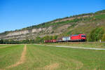 187 125 DB Cargo mit einem gemischten Güterzug bei Thüngersheim Richtung Würzburg, 09.09.2020  