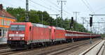 DB Cargo AG [D] mit  185 225-0  [NVR-Nummer: 91 80 6185 225-0 D-DB] und  185 214-4  [NVR-Nummer: 91 80 6185 214-4 D-DB] am Haken und einem Ganzzug Containertragwagen mit innofreigt Scrap Tainern