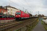 DB Cargo Bombardier Traxx 187 195-3 mit einen Mischer in Rüdesheim am Rhein am 26.11.22