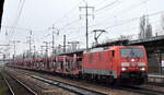 DB Cargo AG [D] mit ihrer  189 012-8   [NVR-Nummer: 91 80 6189 012-8 D-DB] und einem leeren PKW-Transportzug Richtung Frankfurt/Oder am 26.01.23 Durchfahrt Bahnhof Flughafen BER Terminal 5