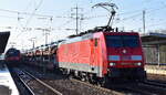 DB Cargo AG [D] mit ihrer  189 021-9  [NVR-Nummer: 91 80 6189 021-9 D-DB] und einem PKW-Transportzug (AUDI,VW, SEAT) Richtung Frankfurt/Oder am 08.02.23 Durchfahrt Bahnhof Flughafen BER Terminal 5