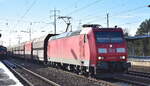 DB Cargo AG [D] mit ihrer  185 017-1  [NVR-Nummer: 91 80 6185 017-1 D-DB] und einem gemischten Güterzug Richtung Ziltendorf EKO am 07.02.23 Durchfahrt Bahnhof Flughafen BER Terminal 5