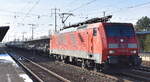 DB Cargo AG [D] mit ihrer  189 061-5  [NVR-Nummer: 91 80 6189 061-5 D-DB] und einem halb beladenen PKW-Transportzug Richtung Frankfurt/Oder am 09.02.23 Durchfahrt Bahnhof Flughafen BER Terminal 5