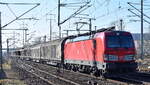 DB Cargo AG [D] mit ihrer  193 377  [NVR-Nummer: 91 80 6193 377-9 D-DB] und einem Ganzzug Schiebewandwagen am 15.02.23 Durchfahrt Bahnhof Flughafen BER Terminal 5