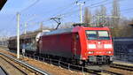 DB Cargo AG [D] mit ihrer  185 063-5  [NVR-Nummer: 91 80 6185 063-5 D-DB] und zwei Schiebewandwagen am Haken am 16.02.23 Berlin Blankenburg.