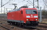 DB Cargo AG [D] mit ihrer  185 164-1  [NVR-Nummer: 91 80 6185 164-1 D-DB] am 22.02.23 Durchfahrt Bahnhof Flughafen BER Terminal 5