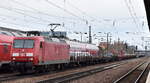 DB Cargo AG [D] mit ihrer  145 060-0  [NVR-Nummer: 91 80 6145 060-0 D-DB] und einem Güterzug Drehgestell-Flachwagen mit Baumaterialien zum Gleisbau am 23.03.23 Durchfahrt Bahnhof Flughafen BER