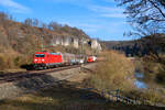 185 203 DB Cargo mit einem gemischten Güterzug bei Hagenacker Richtung Treuchtlingen, 20.02.2021