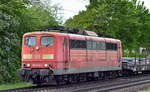 DB Cargo AG, Mainz mit der Railpool Lok  151 099-9  (NVR:  91 80 6151 099-9 D-Rpool ) und einem Ganzzug Drehgestell-Flachwagen mit Stahlbrammen am 09.05.23 Vorbeifahrt Bahnhof Dedensen-Gümmer.