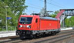 DB Cargo AG [D] mit ihrer  187 120  [NVR-Nummer: 91 80 6187 120-1 D-DB] am 10.05.23 Durchfahrt Bahnhof Saarmund.