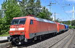 DB Cargo AG [D] mit der Doppeltraktion  152 080-8  [NVR-Nummer: 91 80 6152 080-8 D-DB] +  152 190-5  [NVR-Nummer: 91 80 6152 190-5 D-DB] und einem gemischten Güterzug am 01.06.23 Durchfahrt