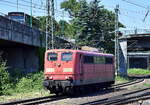 DB Cargo AG mit der Railpool Lok  151 002-3  (NVR:  91 80 6151 002-3 D-Rpool ) kommt aus Richtung Hamburger Hafen, nachdem sie einige Zeit zuvor einen Containerzug hinbrachte, zurück, am 13.06.23