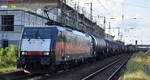 DB Cargo AG, Mainz [D] mit ihrer  189 095-3  [NVR-Nummer: 91 80 6189 095-3 D-DB] und einem Kesselwagenzug (Methanol) am 10.07.23 Durchfahrt Bahnhof Falkenberg/Elster.