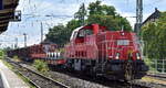 DB Cargo AG, Mainz mit ihrer  261 024-4  (NVR:  92 80 1261 024-4 D-DB ) und einigen Güterwagen am 19.07.23 Höhe Bahnhof Magdeburg-Neustadt.