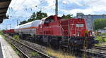 DB Cargo AG, Mainz mit ihrer  261 043-4  (NVR:  92 80 1261 043-4 D-DB ) und einigen Güterwagen am 19.07.23 Höhe Bahnhof Magdeburg-Neustadt.