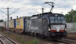 DB Cargo AG (D) / Mercitalia Rail S.r.l., Roma [I] mit der MRCE Vectron  X4 E - 704  [NVR-Nummer: 91 80 6193 704-4 D-DISPO] und KLV-Zug am 24.07.23 Höhe Bahnhof Luckenwalde.