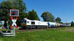 DB Cargo Class 66, 077 014  ( 9287 0077 014-4 F-DB ) mit einem Kesselwagenzug bei Moosburg an der Isar am 9.9.2023