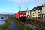 DB Cargo Bombardier Traxx 185 368-8 mit KLV Zug in Rüdesheim (Rhein) am 25.11.23