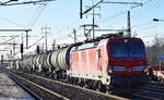 DB Cargo AG, Mainz mit ihrer  193 563  (NVR:  91 80 6193 563-4 D-DB ) und einem gemischten Güterzug am 08.01.24 Durchfahrt Bahnhof Schönefeld (b.Berlin).