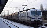 DB Cargo AG, Mainz mit ihrer  193 364  (NVR: 91 80 6193 364-7 D-DB ) und einem Coiltransportzug Richtung EKO Ziltendorf am 16.01.24 Durchfahrt Bahnhof Schönefeld (bei Berlin).