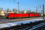 DB Cargo Bombardier Traxx 187 080-7 und 187 191-2 (kalt) und Güterzug in Hanau Hbf am 20.01.24