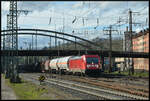 Die freundlich lichthupende DB Cargo 187 119 ist am 24.02.2024 mit ihrem  Gemischtwarenladen  auf dem Weg in Richtung Nürnberg, als sie die Grombühler Brücke in Würzburg