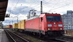 DB Cargo AG, Mainz mit ihrer  185 281-3  (NVR:  91 80 6185 281-3 D-DB ) und einem KLV-Zug (hauptsächlich DHL Wechselbrücken) am 24.02.24 Vorbeifahrt Bahnhof Magdeburg Neustadt.