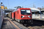 DB Cargo AG, Mainz mit ihrer  187 130  (NVR:  91 80 6187 130-0 D-DB ) und einem gemischten Güterzug Richtung Frankfurt/Oder am 08.03.24 Durchfahrt Bahnhof Berlin-Hohenschönhausen.