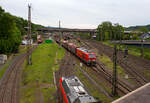 Die 249 002-7 (0 80 2249 002-7 D-DB) der DB Cargo AG drückt am 21 Mai 2024 einen Güterzug im Last-Mile-Modus (mit Dieselantrieb) vom Abstellbereich beim Bahnhof Kreuztal, in den Rangierbahnhof (Rbf Kreuztal). Da hier Oberleitungen vorhanden sind, wäre eigentlich der Last-Mile-Modus (Dieselantrieb) nicht nötig, aber vermutlich war es ein Test- bzw. Schulungsbetrieb.

Die Vectron Dual Mode light 249 002-7 der Baureihe 249 wurden 2022 von Siemens Mobility GmbH in München-Allach unter der Fabriknummer 23060 gebaut. Die Lok war von Ende Mai 2022 erst durch Siemens Mobility GmbH, als 90 80 2249 002-7 D-SDEHC registriert/eingestellt. Erst nach der Abnahme durch die DB Cargo und den Verkauf an diese im März 2024 wurde sie als 90 80 2249 003-5 D-DB eingestellt. Die Loks der Baureihe 249 haben die Zulassung für Deutschland und eine Höchstgeschwindigkeit von 120 km/h.