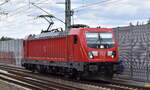 DB Cargo AG, Mainz mit ihrer  187 188  [NVR-Nummer: 91 80 6187 188-8 D-DB] am 05.07.24 Höhe Bahnhof Berlin Karow.