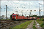 Ein Doppelpack DB Cargo 185 (354 & eine Schwester) kommt am 27.07.2024 mit einem Ganzzug Schüttgutwaggons (Falns) in Würzburg um die Kurve.