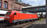 DB Cargo AG, Mainz mit ihrer   152 166-5  [NVR-Nummer: 91 80 6152 166-5 D-DB] und einem Containerzug am 19.07.24 Durchfahrt Bahnhof Hamburg-Harburg.