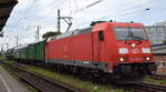 DB Cargo AG, Mainz mit ihrer  185 294-6  [NVR-Nummer: 91 80 6185 294-6 D-DB] und dem Tragschnabelwagen (Uaai 838) der Kübler Heavy Rail GmbH + Begleitwagen am Haken am 31.07.24 Höhe Bahnhof