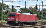 DB Cargo AG, Mainz mit ihrer  185 366-2  [NVR-Nummer: 91 80 6185 366-2 D-DB] brachte einen Kesselwagenzug und holte wieder einen ab am 05.08.24 Höhe Bahnhof Ruhland.