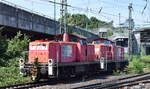 DB Cargo AG, Mainz mit ihren  295 022-8  (NVR:  98 80 3295 022-8 D-DB ) +  295 018-6  (NVR:98 80 3295 018-6 D-DB ) am 09.07.24 Höhe Bahnhof Hamburg-Harburg.